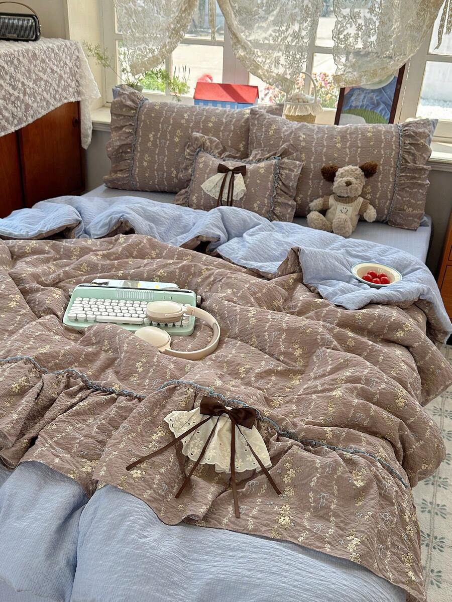 1pc Multicolor Ditsy Floral Quilted Bedspread With Ruffle Bow Decor, Lightweight French Country Style All-Season Reversible Quilted Blanket For Dorm, Bedroom, Machine Washable