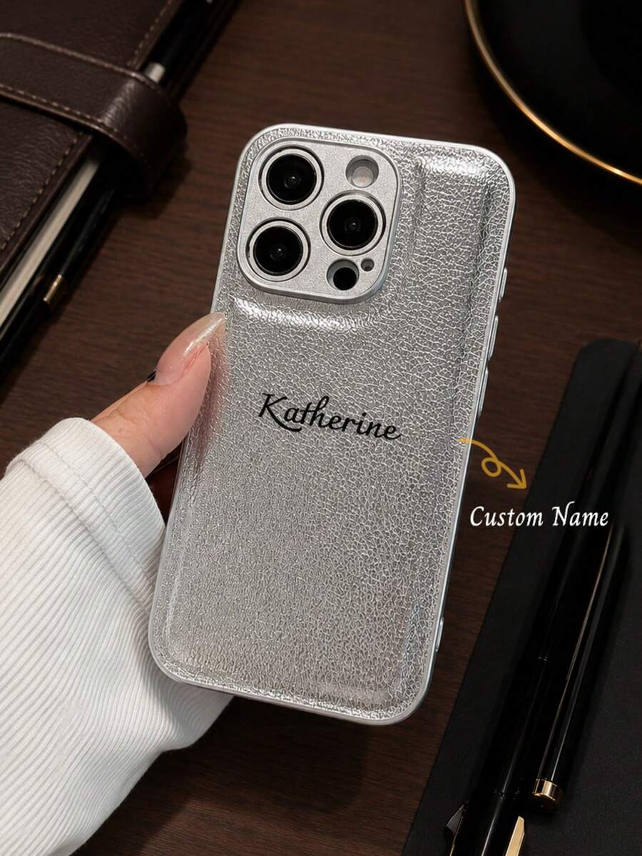 1件個性化奢華荔枝紋人造皮革手機殼，字母姓名客製化，適用於 Apple 17 16 15 14 13 12 11 Pro Max 16 Plus，全鏡頭保護防摔手機殼，金銀色韓系極簡復古情侶手機殼，聖誕禮物，送給女性的禮物，個性化禮物