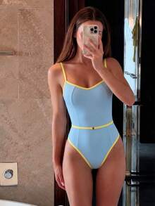 HOTTIE HABIT 女款淺藍色對比黃色飾邊V領連身泳衣 細肩帶附腰帶高衩修身純色夏季海灘泳池泳裝穿搭 - 彩色 - 查看 1