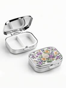 1 buah Kotak Pil Persegi Ukuran Saku dengan Motif Bunga Daisy Ungu dan Putih, Buah Beri, dan Daun Hijau. Tampilannya yang elegan, cerah, dan terinspirasi dari taman menambah pesona pada kotak penyimpanan portabel Anda. - MultiWarna - View 4