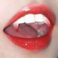 1件裝自動伸縮吸血鬼獠牙附收納盒,可重複使用德古拉假牙,萬聖節Cosplay服裝配件,恐怖主題派對成人裝扮道具 - 彩色 - 查看 3