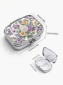 1 buah Kotak Pil Persegi Ukuran Saku dengan Motif Bunga Daisy Ungu dan Putih, Buah Beri, dan Daun Hijau. Tampilannya yang elegan, cerah, dan terinspirasi dari taman menambah pesona pada kotak penyimpanan portabel Anda. - MultiWarna - View 5