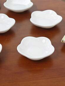 1pc/3pcs/6pcs Japanese Style Thickened Plum Blossom Ceramic Small Dish, 4 Inch White Sauce Dish, Dipping Dish, White Asymmetrical Petal Dessert Plate, Afternoon Tea Snack Plate, Hot Pot BBQ Cumin Chili Powder Dish, Soy Sauce Vinegar Dish, Ketchup Salad Dressing Dish, Side Dish Kimchi Plate - View 11