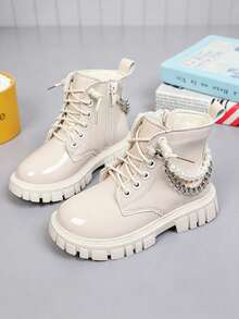 Sepatu Bot Fashion Anak Perempuan Sepanjang Musim, Sepatu Bot Gaya Fungsional dengan Hiasan Mutiara + Rantai Logam, Gaya Motor Punk Jalanan, Anti Selip dan Tahan Aus, Cocok untuk Usia 5-12 Tahun - Krem - View 4