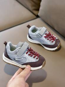 1 Paar Kinder Sportschuhe in Hellgrau-Braun & Burgunder, Farbblock, gewebter Riemen, Mesh, atmungsaktiv, langanhaltend, Mikrofaser-Leder, rutschfest, stoßabsorbierend, antikollisionssicher, breite runde Zehenpartie, Klettverschluss, dicke Sohle, Retro, Outdoor, funktional, für Kindergarten & Grundschule, Wandern, Reisen, ganzjährig, vielseitig, schmutzabweisend, nicht stickig - Grau - Übersicht 2