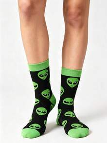 Calcetines de media caña con estampado de alienígena, calcetines de media caña con base negra y patrón de cabeza de alienígena verde, calcetines casuales divertidos y extravagantes de estilo urbano para hombres y mujeres - Negro - Ver 3
