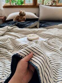 1pc Summer Thin Quilt, Shell Embroidery Edge Craft, Striped Pattern Crinkled Gauze Summer Quilt, Summer Home Bedding And Air-Conditioned Room Quilt, Suitable For Bedroom, Guest Room, Hotel, Dormitory, Machine Washable Summer Quilt, Only Quilt, Pillowcase Not Included - Blue and White - View 4