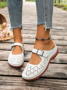 1 Pair All-Season Floral Hollow Metal Buckle Closed-Toe Thick Sole Mule Slippers, Lightweight Wedge Heel Slouchy Sandals, Suitable For Daily Home Wear And Outdoor Short Trips - White - View 2