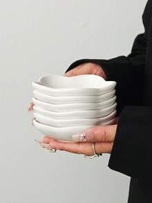 1pc/3pcs/6pcs Japanese Style Thickened Plum Blossom Ceramic Small Dish, 4 Inch White Sauce Dish, Dipping Dish, White Asymmetrical Petal Dessert Plate, Afternoon Tea Snack Plate, Hot Pot BBQ Cumin Chili Powder Dish, Soy Sauce Vinegar Dish, Ketchup Salad Dressing Dish, Side Dish Kimchi Plate - View 4