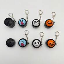Portachiavi a pressione a tema Ognissanti con cartoni animati, ciondolo rotondo per zaino a forma di zucca, fantasma e scheletro, divertente decorazione antistress per borsa, adatto per feste di Ognissanti, regalo per le vacanze e ornamento portatile da appendere - Multicolore - Visualizzare 2
