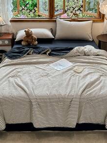 1pc Summer Thin Quilt, Shell Embroidery Edge Craft, Striped Pattern Crinkled Gauze Summer Quilt, Summer Home Bedding And Air-Conditioned Room Quilt, Suitable For Bedroom, Guest Room, Hotel, Dormitory, Machine Washable Summer Quilt, Only Quilt, Pillowcase Not Included - Blue and White - View 10