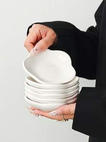 1pc/3pcs/6pcs Japanese Style Thickened Plum Blossom Ceramic Small Dish, 4 Inch White Sauce Dish, Dipping Dish, White Asymmetrical Petal Dessert Plate, Afternoon Tea Snack Plate, Hot Pot BBQ Cumin Chili Powder Dish, Soy Sauce Vinegar Dish, Ketchup Salad Dressing Dish, Side Dish Kimchi Plate - View 5