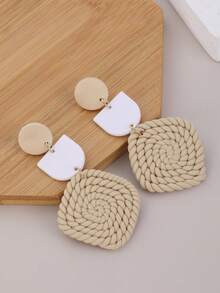1 Pair INS Cream Nude 3-Layer Patchwork Woven Square Earrings, Soft Korean Style Commute Beach Vacation Relaxed Vibe Dangle Straw Woven Women's Earrings, Suitable For Beach Vacation, Spring/Summer Picnic Camping, Daily Office Commute, Ancient Town Artistic Travel Photography, Matching With Beige/Cream/Coffee Linen Dresses - Multicolor - View 4