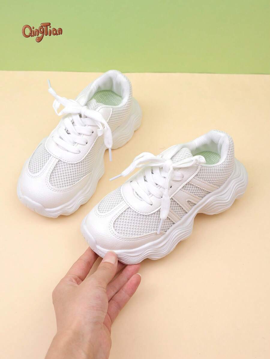 1 par de zapatillas deportivas infantiles de color blanco crema sólido, con malla transpirable y patchwork de PU, punta redonda anticolisión, cordones blancos puros, suela gruesa ondulada, estilo minimalista fresco y deportivo, adecuadas para primavera/verano, ir a la escuela, correr al aire libre, salidas diarias, zapatillas blancas casuales ligeras - Blanco - Ver 1