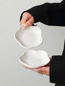 1pc/3pcs/6pcs Japanese Style Thickened Plum Blossom Ceramic Small Dish, 4 Inch White Sauce Dish, Dipping Dish, White Asymmetrical Petal Dessert Plate, Afternoon Tea Snack Plate, Hot Pot BBQ Cumin Chili Powder Dish, Soy Sauce Vinegar Dish, Ketchup Salad Dressing Dish, Side Dish Kimchi Plate - View 3