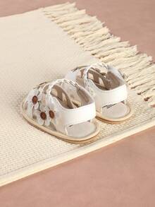 1 Pasang Sandal Bayi Motif Bunga Berongga Sol Datar Sederhana Serbaguna Cocok untuk Musim Panas - Putih - View 3