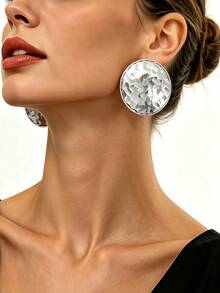 1 Pair Women's Vintage European & American Style Hammered Asymmetrical Textured Large Round Button Stud Earrings, Silver Handmade Hammered Water Ripple Large Disc Earrings, Suitable For Party, Vacation, Banquet Wear - Silver - View 3