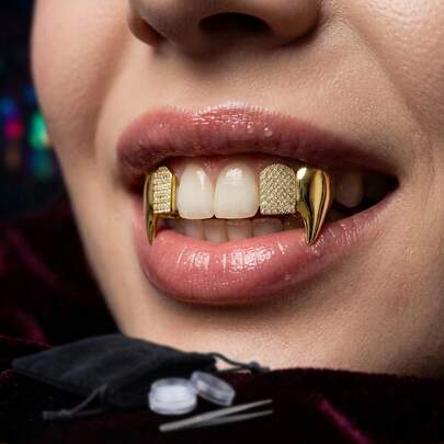 Vampire Fangs Grillz 2 Pieces 18K Gold Plated Copper Alloy Teeth Covers With Silicone Wax Secure-Fit Halloween Cosplay Hip-Hop Accessory For Men Women