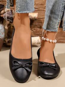 1 Pair Women's Minimalist Black Low Vamp Ballet Shoes, Smooth Upper With Round Soft Toe And Matching 3D Bow, Neat Stitching, One-Piece Slip-On Design For Easy Wear, Low Flat Heel For Stable Walking, Elegant And Clean Color, Suitable For Daily Commute, Weekend Shopping, Family Gatherings And More, Pairs Well With Jeans, Various Midi And Mini Skirts, A Versatile Basic Flat Shoe For A Gentle And Elegant Everyday Look - Black - View 4