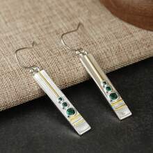Light Luxury Vintage Long Earrings, Vertical Textured Design With Green Synthetic Zirconia Inlay; Suitable For Office, Evening Party, Romantic Date And Daily Elegant Outfits - Silver - View 4