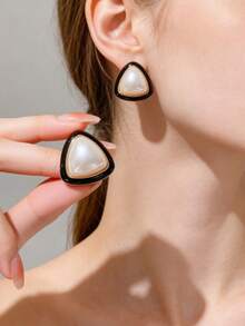1 Pair Of Fashionable Personalities Exquisite And Compact Triangle Earrings Suitable For Women's Daily Commuting ﻿ - Black - View 6