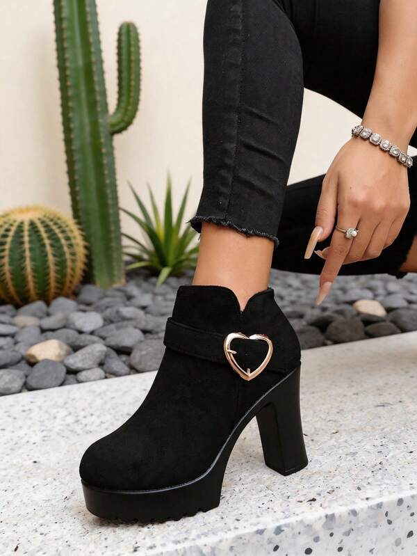 Bottes de cheville à talon bloc en daim noir mat avec boucle en forme de cœur, bottines compensées à plateforme avec fermeture éclair latérale, bottes à talon haut fin style doux et cool pour l'automne et l'hiver