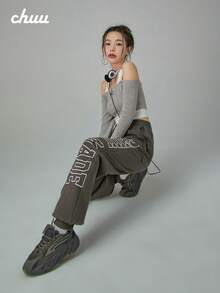 CHUU Sweet & Spicy 女款 2 合 1 吊帶長袖 T 恤，秋季露肩短版上衣，獨特設計 - 灰色 - 查看 4