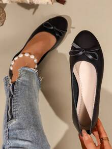 1 Pair Women's Minimalist Black Low Vamp Ballet Shoes, Smooth Upper With Round Soft Toe And Matching 3D Bow, Neat Stitching, One-Piece Slip-On Design For Easy Wear, Low Flat Heel For Stable Walking, Elegant And Clean Color, Suitable For Daily Commute, Weekend Shopping, Family Gatherings And More, Pairs Well With Jeans, Various Midi And Mini Skirts, A Versatile Basic Flat Shoe For A Gentle And Elegant Everyday Look - Black - View 3