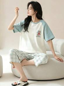 AICJ 纯色休闲简约女士家居服春夏母亲节卡通熊圆领套头衫蓝白格子睡衣套装短袖上衣七分裤2件套 - 藍白色 - 查看 1