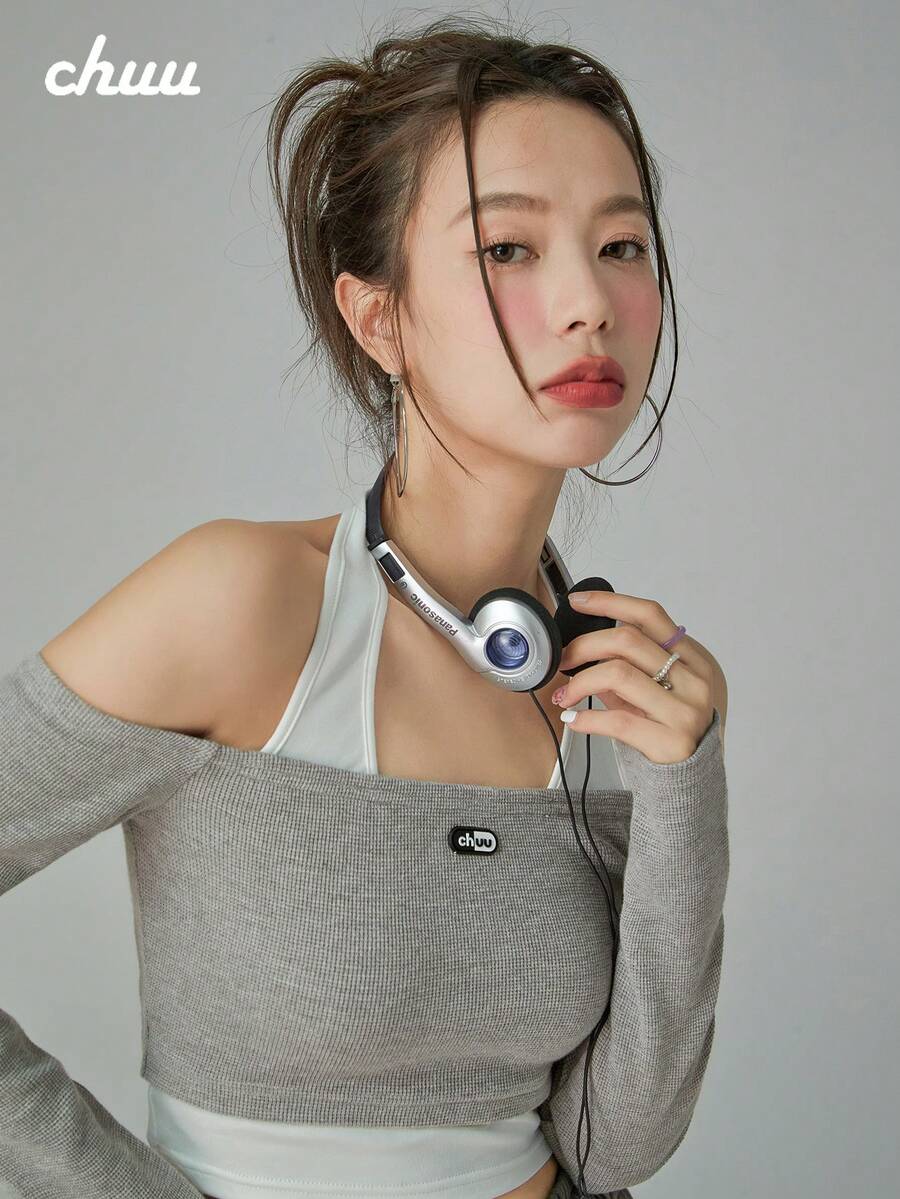 CHUU Sweet & Spicy 女款 2 合 1 吊帶長袖 T 恤，秋季露肩短版上衣，獨特設計 - 灰色 - 查看 1
