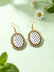 1 par de pendientes ovalados minimalistas con patrón de lunares en blanco y negro con encaje hueco, adecuados para el uso diario de las mujeres - Blanco - Ver 5