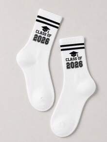 1 par de calcetines de graduación para mujer, calcetines de vuelta a la escuela, patrón de doble letra y número 2026 estilo universitario, calcetines de media pantorrilla, adecuados como calcetines de regalo conmemorativo, usables todo el año, perfectos para la temporada de vuelta a la escuela - Blanco - Ver 2