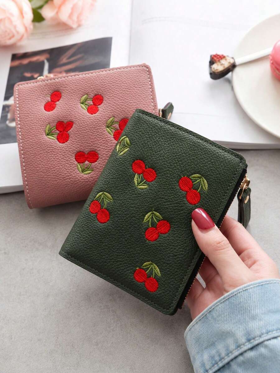 女款直立式按扣櫻桃刺繡短夾，百搭極簡小錢包，PU防水輕量現金夾，送女友禮物