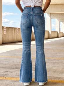 Calça Denim Skinny Flare Elegante Feminina, Calça Longa com Elasticidade Média e Detalhe de Botão, Perfeita para Uso Casual Vintage - Lavagem Média - Visão 3