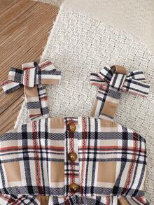 MYVLNA 3pcs/Set Baby Girl Plaid Overalls Set, White Round Neck Long Sleeve Top With Khaki Plaid Overalls And Matching Beret, Bow Shoulder Straps, Ruffle Waist Decor, Single-Breasted Button Design, Sweet Preppy Style - Multicolor - View 7