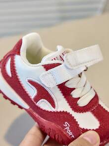 Zapatillas deportivas retro para niños pequeños con bloques de color rojo y blanco, suela blanda antideslizante y cierre de gancho y bucle - Rosa Fucsia - Ver 8