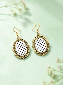1 par de pendientes ovalados minimalistas con patrón de lunares en blanco y negro con encaje hueco, adecuados para el uso diario de las mujeres - Blanco - Ver 2