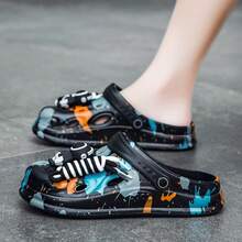 Men's Splatter Graffiti Print EVA Thick Sole Clogs, Astronaut Accessory Decoration Adjustable Strap Non-Slip Outdoor Beach Bathroom Slippers - Black - View 3