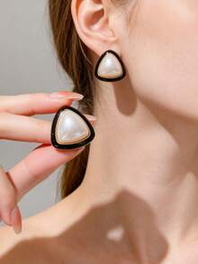 1 Pair Of Fashionable Personalities Exquisite And Compact Triangle Earrings Suitable For Women's Daily Commuting ﻿ - Black - View 3