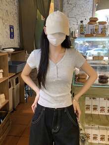 美式風格 V 領標準肩短袖 T 恤，修身簡約百搭顯身材女款休閒夏季上衣 - 白灰 - 查看 5