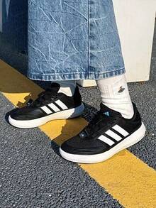 adidas ROAMBOAT 輕巧舒適 織品 低筒跑鞋 男女同款 黑白 - 黑色 - 查看 1