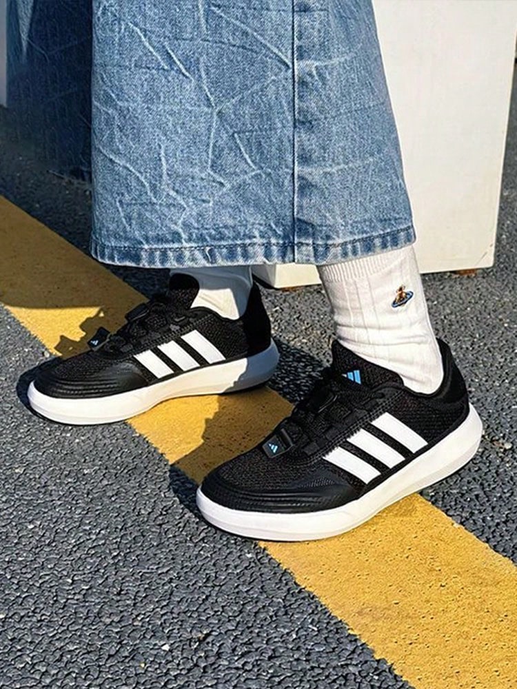 adidas ROAMBOAT 輕巧舒適 織品 低筒跑鞋 男女同款 黑白 - 黑色 - 查看 1