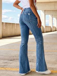 Calça Denim Skinny Flare Elegante Feminina, Calça Longa com Elasticidade Média e Detalhe de Botão, Perfeita para Uso Casual Vintage - Lavagem Média - Visão 4