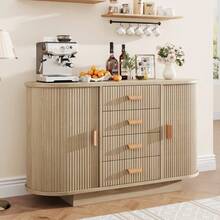 Mueble Buffet de Roble Natural de 47 Pulgadas con Gran Almacenamiento, Mueble Bar de Café Moderno de Madera con 4 Cajones y 2 Puertas Correderas Curvas, Aparador Multiusos para Cocina y Salón - Roble claro - Ver 1