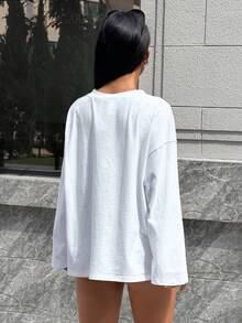 女款春夏優雅清新迷人休閒通勤時尚純色極簡長版上衣，白色布料微透，寬鬆長袖圓領落肩設計，慵懶休閒基本款，適合秋季街頭穿搭與日常穿著 - 米白 - 查看 5