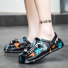 Men's Splatter Graffiti Print EVA Thick Sole Clogs, Astronaut Accessory Decoration Adjustable Strap Non-Slip Outdoor Beach Bathroom Slippers - Black - View 4