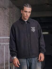 MAISONFOX Jaket Coach Pria Hitam dengan Resleting, Slogan di Depan & Grafis Besar di Belakang, Mantel Bomber Lengan Raglan Ringan, Pakaian Luar Streetwear - Hitam - View 2