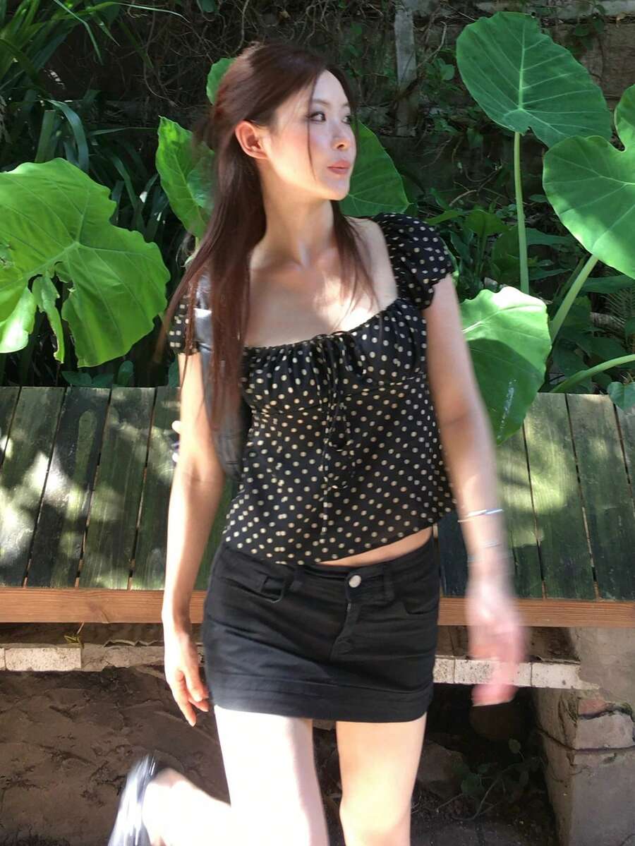 女款波點短袖襯衫,夏季穿搭,前綁帶方領修身上衣,顯身材,純甜風,隨機裁切布料黑色 - 黑色 - 查看 1