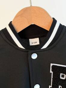 1pc Infant Toddler Spring/Autumn American College Style Baseball Jacket, Black Ribbed Striped Baseball Collar & Cuffs, Front Metal Snap Button Closure, 3D Flocked Large R Letter Patch On Chest, Loose Drop Shoulder Fit, Unisex Baby, Casual Everyday School & Outing Jacket - Black - View 5