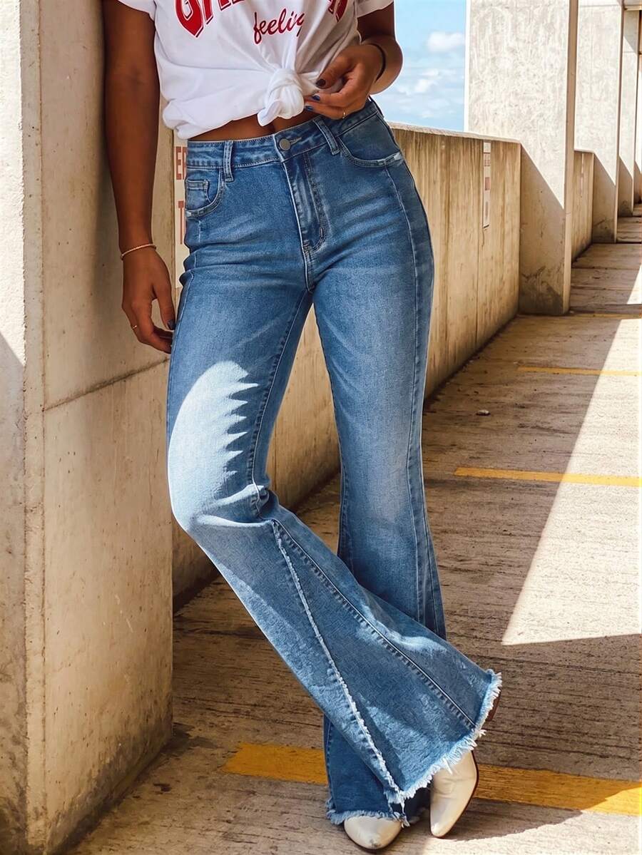 Calça Denim Skinny Flare Elegante Feminina, Calça Longa com Elasticidade Média e Detalhe de Botão, Perfeita para Uso Casual Vintage - Lavagem Média - Visão 1